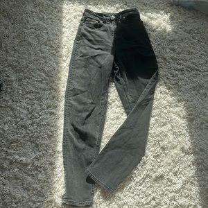 Black/dark gray high waisted jeans.